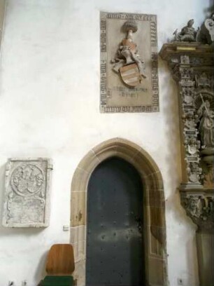 Stadtkirche-Chorraum Innen - Ansicht im Norden mit Spätgotischer Zugangstür zur Sakristei und darübigem Wappengrabstein des Hans von Wolmershausen in Übersicht