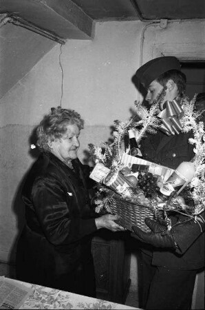 Weihnachtsbescherung für bedürftige alte Menschen durch Angehörige des in Neureut stationierten Fernmelderegiments.