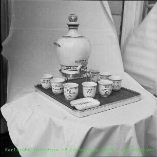 Weinservice der Staatlichen Majolika Manufaktur Karlsruhe, Geschenk für Otto Emil Hahn (Nobelpreisträger Chemie 1944, Vizepräsident der Deutschen Atomkommission (DAtK)) zum 80. Geburtstag