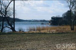 Potsdam, Park Sacrow, Heilandskirche vom Uferweg beim Fährtor.