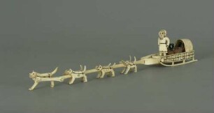 Figurengruppe "von der Bärenjagd heimkehrender Kamtschadale auf dem Hundeschlitten"