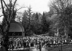 Badenweiler: Publikum beim Kurkonzert, Hintergrund Musikpavillon