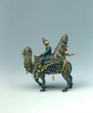 Dinglinger, Johann Melchior; Dinglinger, Georg Friedrich ; Dinglinger, Georg Christoph: Der Hofstaat zu Delhi am Geburtstag des Großmoguls Aureng-Zeb. Gold, Silber, z. T. vergoldet, Email, 4909 Diamanten, 164 Smaragde, 160 Rubine, 16 Perlen, 2 Kameen, 1 Saphir; 58 x 142 x 114 cm. Dresden, 1701-1708. Detail: "Türkisches" Kamel mit Paukenschläger (Geschenk des Mir Miron). Dresden: Grünes Gewölbe VIII 204