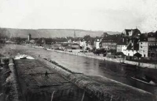 Würzburg, Main : Würzburg. Mainkai. Blick von der Alten Mainbrücke über die Altstadt nach Nordosten (im Vordergrund Floßgasse mit Floß)