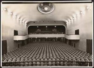 Neugestaltung der Umgebung des Bülowplatzes (Scheunenviertel), Berlin Lichtspielhaus Babylon und Wohnungsbauten: Block 14 Kino, Zuschauerraum, Blick vom Parkett zum Rang