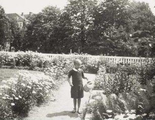 Mädchen beim Blumengießen