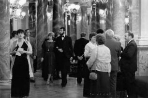Opernhaus. Besucher im Vestibül