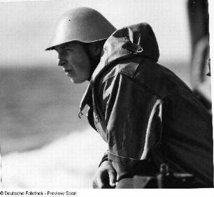 Deutschland . Nationale Volksarmee - Seestreitkräfte. Matrose im Kampfanzug-See mit Stahlhelm an der Reeling