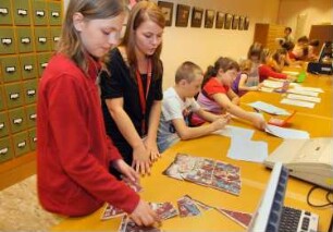 Kinder bei der "Bibliotheksrallye für Kinder" (Kinder lernen die Bibliothek spielerisch auf einer Rallye kennen. Die Maya-Zahlen weisen den Weg) im Serviceraum der Deutschen Fotothek