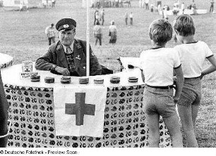 Volksfest auf den Elbwiesen. Stand des Deutschen Roten Kreuzes