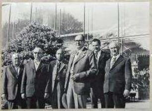 Alfred Neumann mit einer Gruppe von Männern