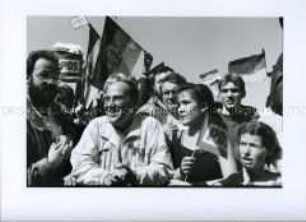 Gregor Gysi am 1. Mai 1990 am Reichstag
