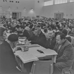 VI. Bundeskongress der Domowina in Hoyerswerda : Hoyerswerda. Saal mit Teilnehmern des VI. Bundeskongresses der Domowina