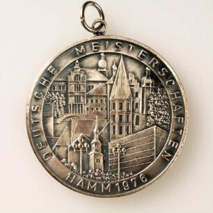 Silbermedaille Deutsche Meisterschaften in Kurzschrift und Maschinenschreiben in Hamm 1976 : Medaillensammlung Stenografische Sammlung. Silbermedaille Deutsche Meisterschaften in Kurzschrift und Maschinenschreiben in Hamm 1976, silberfarben (mit zwei Ösen). Messing, versilbert; Durchmesser 50 mm, Gewicht 50 g (1976; Deschler & Sohn, München). Dresden: SLUB R c 0349