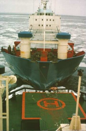 Eisbrecher schleppt Motorschiff