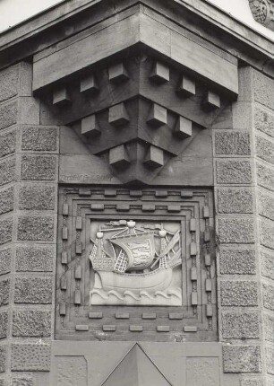 Wohnhaus mit Läden