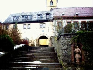 Ansicht von Süden mit Kirche (Kirchturm) über Tor- und Rathaus (ehemalige Gadenanlage) mit Aufgang vom Ort in den erhöht gelegenen Kirchhof (Romanische Gründung)