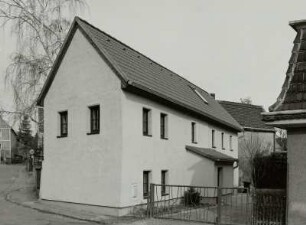 Heidenau-Gommern. Wohnhaus, Bergstraße 5 (2. Hälfte 19. Jahrhundert). Giebel-und Hofansicht
