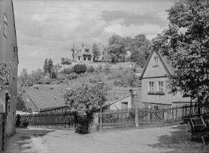 Stadtteilansicht mit Wohnhaus (Nr. 1) gegen den Burgberg mit Ruine der Gaststätte Burgberg