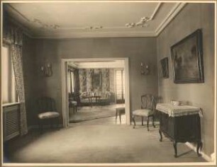 Landhaus Dr. Petz, Berlin-Nikolassee: Innenaufnahme Durchgangsraum (?) mit Blick in Wohnsalon