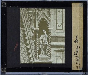 Florenz, S. Maria del Fiore (Dom) : Weibliche Skulptur in Spitzbogennische