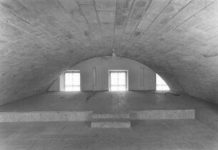 Königstein. Festung. Brunnenhaus. Gewölbe im 2. Obergeschoß mit Fenstern