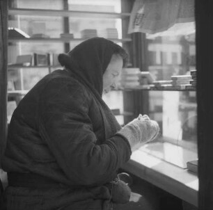 Verkäuferin in einem Kiosk : Warschau, Verkäuferin in einem Kiosk