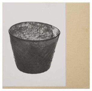 Nr. 8 Trinkbecher aus grünem Glas (Werkbundkiste Der Becher, Bildtafel)
