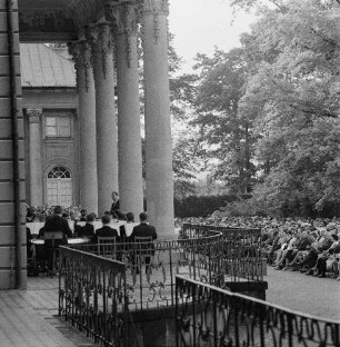 Serenade in Pillnitz mit Kurt Masur : Serenade im Hof von Schloß Pillnitz. Konzert der Dresdner Philharmonie unter Leitung von Kurt Masur, Zuhörer und Orchester