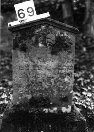 Grabstein 69 (Index: 100106138) Material: Sandstein Zustand: verwittert Maße HxBxT: 70x41x19 cm Beschreibung: Stele, Sockel, giebelartiger Abschluß mit Verdachung Symbolik: geknickte Rose Besonderheit: Kindergrab: Grabstein 69