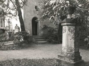 Weixdorf-Lausa. Kirchhof. Ansicht mit Eingang zur Sakristei der Kirche und mit Grabkreuz für Pastor Samuel David Roller (links)