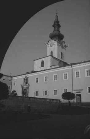 Aigen: Klosterhof durch Bogen auf Kirchturm