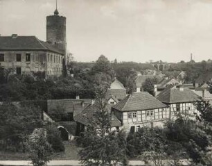 Ansicht des Ortes Lagow mit Burg. Rechts im Hintergrund das Viadukt der Bahnlinie Meseritz-Topper