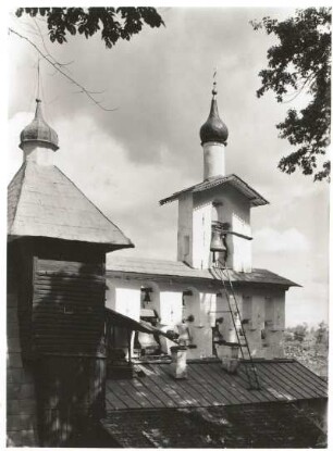 Petschory bei Pskow, Russland. Höhlenkloster, Glockenturm (16.-17. Jh.). Außenansicht