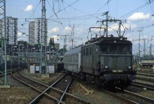 Wartegruppe Vorortgleise Lok 144 121 Nahverkehrszug Bnb-Wagen