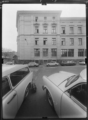 Leipzig-Zentrum, Talstraße 33. Karl-Marx-Universität (Universität Leipzig). Institutsgebäude der Sektion Biowissenschaften (Fakultät für Biowissenschaften, Pharmazie und Psychologie, Institut für Biologie, 1878-1879). Straßenfront (Teilansicht)