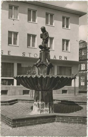 Gänselieselbrunnen: Bad Oldesloe, Markt: Blick von Osten: hinten Kreissparkasse Stormarn, im Hintergrund rechts Hagenstraße, Kino Thalia-Lichtspiele;