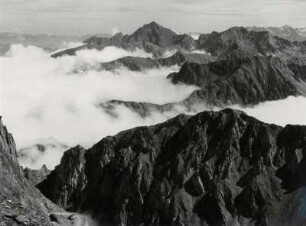 Blick vom Pic du Midi auf die Landschaft der Hochpyrenäen