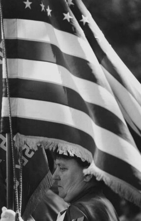 Frau mit US-Flagge bei einer Parade auf der 5th Avenue, New York