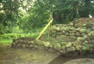 Gut Jersbek: Eiskeller: Restaurierung: Teilansicht von außen: Feldsteinpackungen