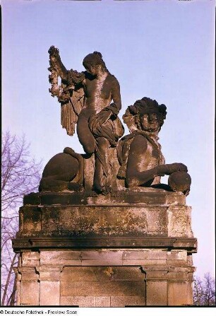 Sphinx mit Mädchen, einen Rosenkranz hochhaltend