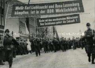 Kampfgruppen der Arbeiterklasse bei einer Demonstration in Berlin