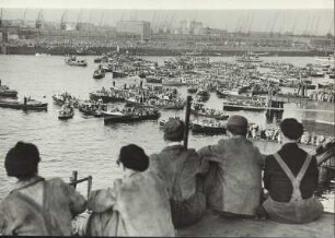 Hamburg Hafen. Blick in das Hafenbecken mit zahlreichen Barkassen nach einem Stapellauf am 05.06.1954