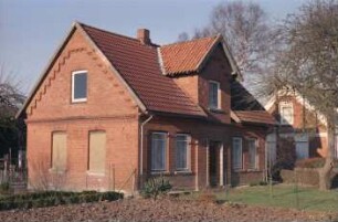 Langereihe (10): traufständiges Wohnhaus aus Backstein: Straßenfront, Mittelrisalit mit Eingangstür: Giebelseite, Fenster zum Teil mit Vermauerung