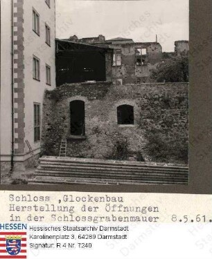Darmstadt, Schloss / Glockenbau, Herstellung der Öffnungen in der Schloßgrabenmauer