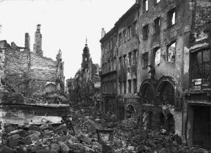Dresden, Webergasse 27. Bärenschänke. Blick auf Ruinenlandschaft mit Turm der Kreuzkirche
