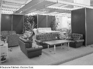 Sitzgruppe Marlies : Ausstellungskoje des VEB Möbelkombinat Berlin (MKB) mit Sitzgruppe "Marlies" (1980; VEB Polstermöbel Petershagen)