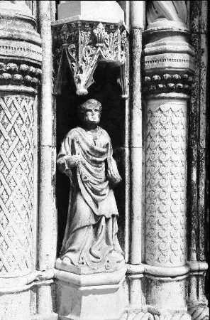Sibenik: Dom, Fassade, Figur zwischen Säulen