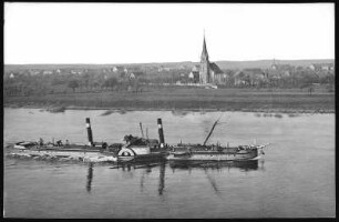 Boritz. Blick über die Elbe nach Boritz mit Schlepper