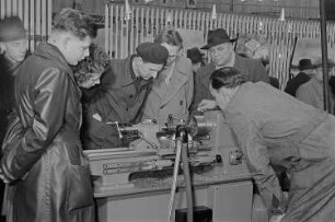 Messebesucher in der Ausstellungshalle Ungarns vor einer Präsentation von Maschinen zur Metallverarbeitung
